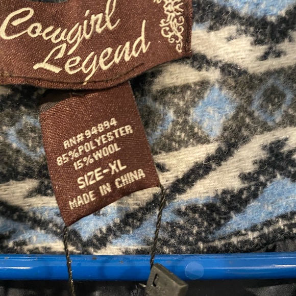 Blue and White Trench Coat with Geometric Pattern and Wide Collar - Picture 4 of 6